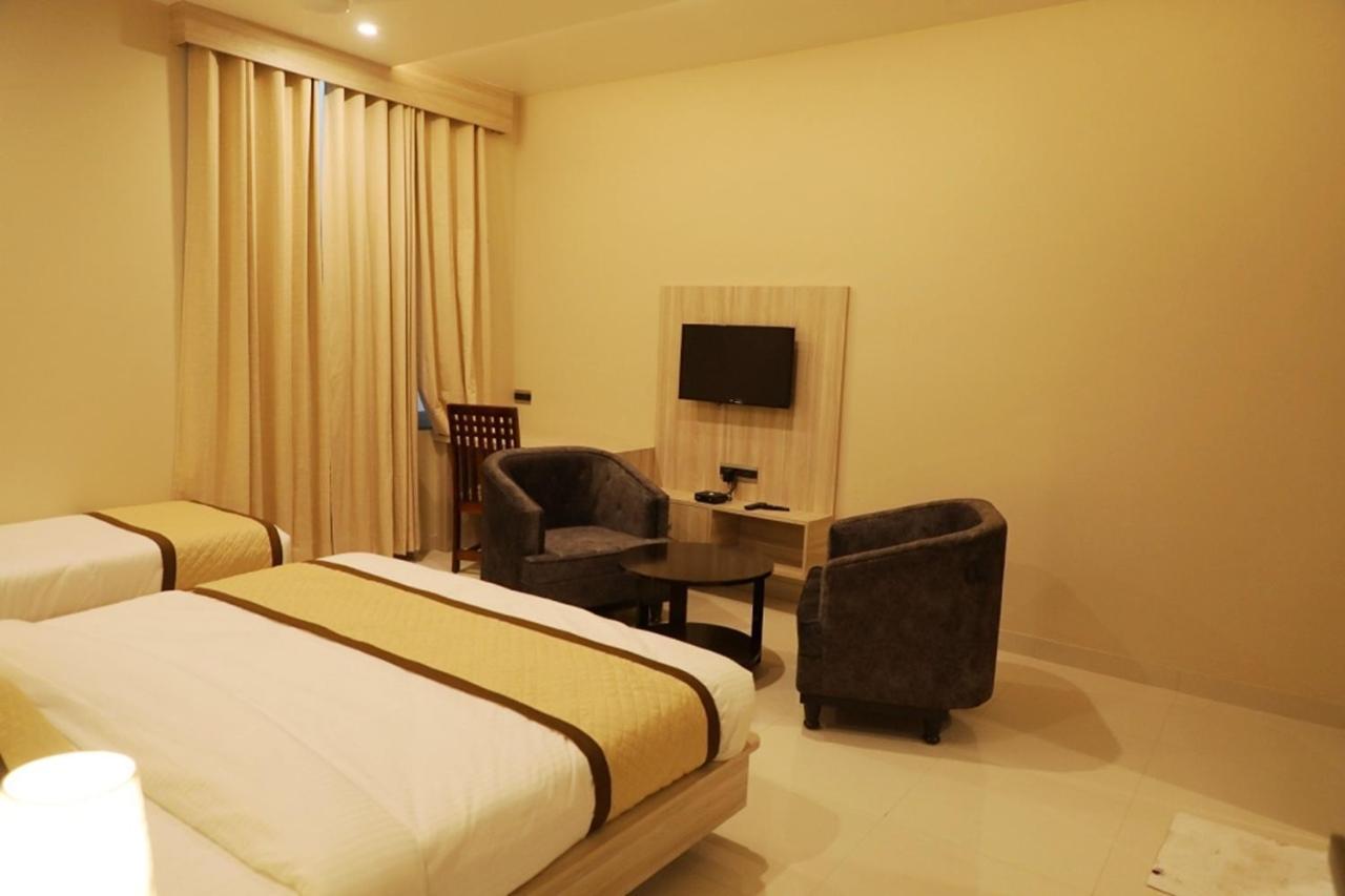 Hotel Pine Regency - Aravali'S Peak View Udaipur Esterno foto