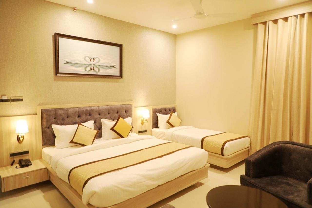 Hotel Pine Regency - Aravali'S Peak View Udaipur Esterno foto
