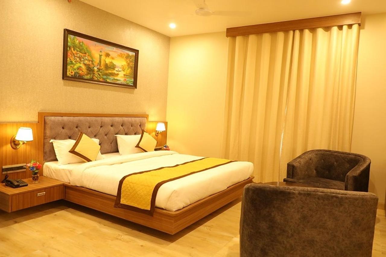 Hotel Pine Regency - Aravali'S Peak View Udaipur Esterno foto